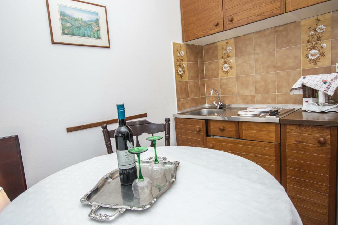 Apartmani Janja โปเรช ภายนอก รูปภาพ